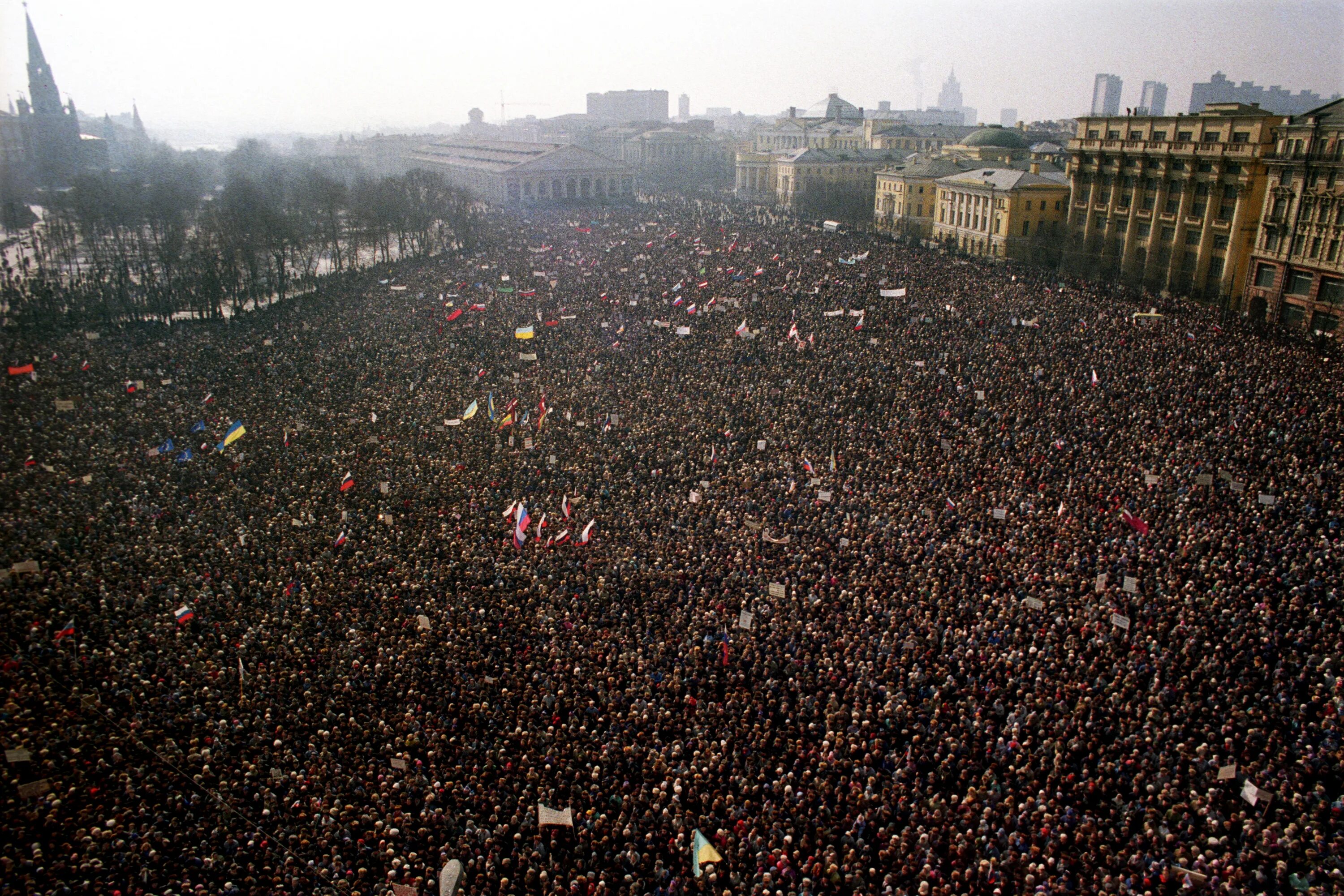 И даже тысяч человек которым. Митинг на Манежной площади 1991. Манежная площадь 1991 митинг площадь Москва. Митинг Москва 1991 Манежная. Митинг на Манежной площади 1991 за СССР.