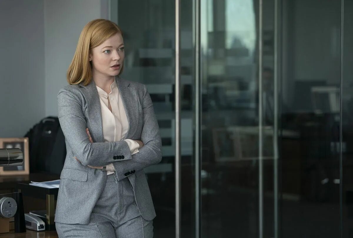 Sarah snook succession. Shiv roy succession. Succession hbo shiv roy. Шивон даркин актриса. Шив рой.