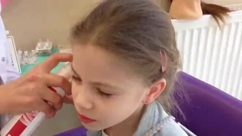 Как прокалывают уши детям система 75