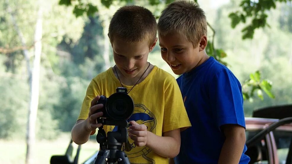 Увлечения подростков. Фотокружок для детей. Подросток с фотоаппаратом. Фотограф подросток. Отец подростка видео