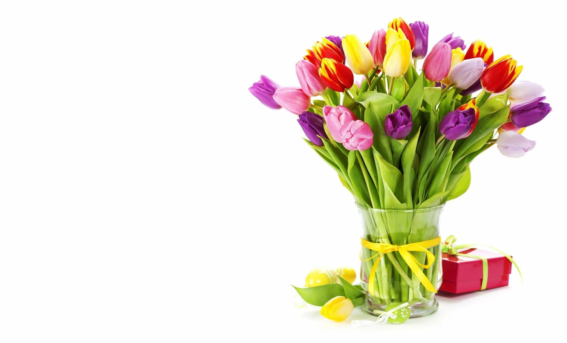 Открытки с опозданием с днем рождения женщине. Разноцветные тюльпаны в вазе. Букет тюльпанов на белом фоне. Поздравление с прошедшим днём рождения.
