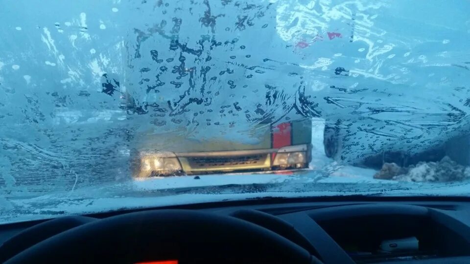 Потеет машина в дождь что делать. Запотевшие окна в машине. Конденсат на окнах авто зимой. Запотевшее окно в машине зимой. Жирное лобовое стекло изнутри.