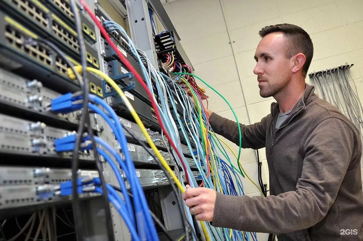 монтаж электрооборудования. компьютерные информационные технологии. контролер отдела технического контроля. мужчина программист. российские инженеры.