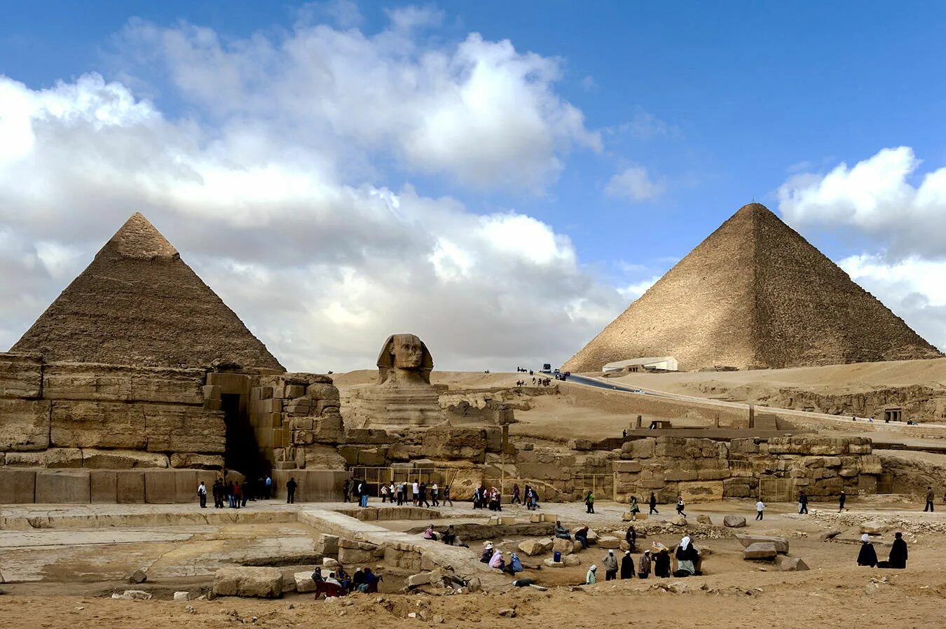 Каир достопримечательности. Пирамиды Гизы (Каир). Плато Гиза Египет. Каир плато Гиза. Пирамида Гиза Египет.