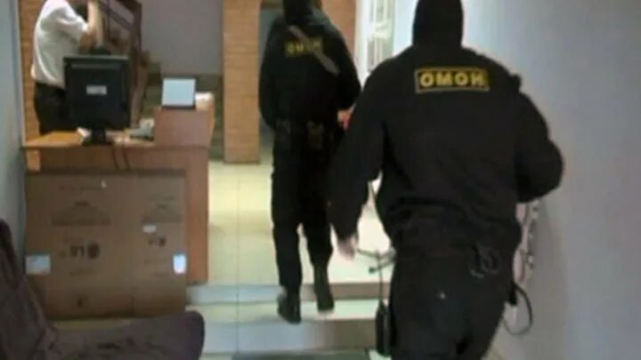 В аэропорту хабаровска заблокировали омон. Омон в аэропорту улантудэ. Организация незаконной миграции. В аэропорту хабаровска заблокировали омон. Омон хабаровск.