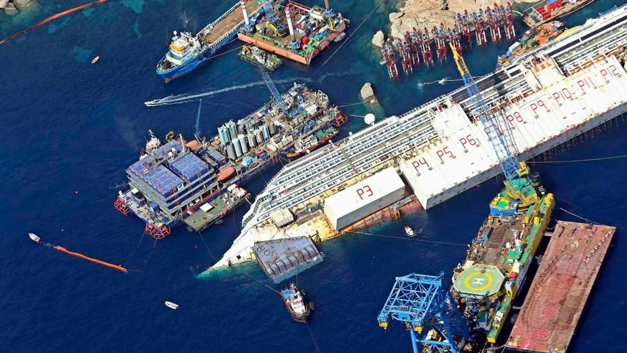 Costa concordia крушение. Коста Конкордия затонувшие корабли. Коста Конкордия крушение. Лайнер Коста Конкордия крушение. Круизный лайнер Коста Конкордия.