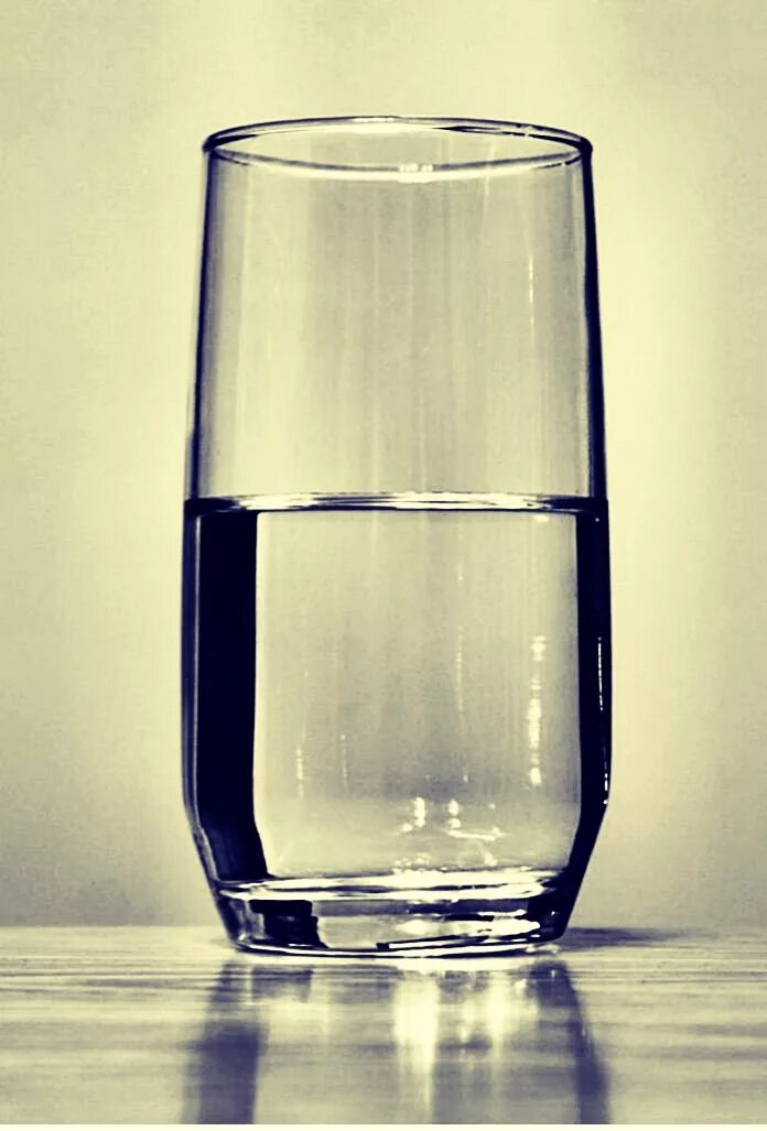 Четыре стакана воды. Стакан воды. Стаканы для воды стеклянные. Бокал под воду. Банка с водой.