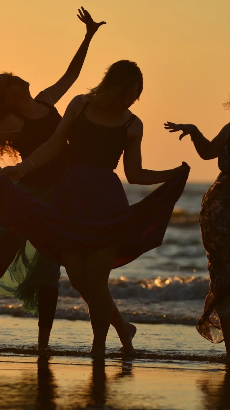 Танцы на берегу песня. Танцы на пляже. Танцуют на берегу. Танцы с подругами. Танец на берегу.
