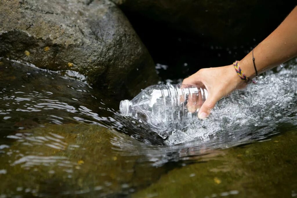 Источник воды. Вода из реки. Природная Родниковая вода. Вода из родника.