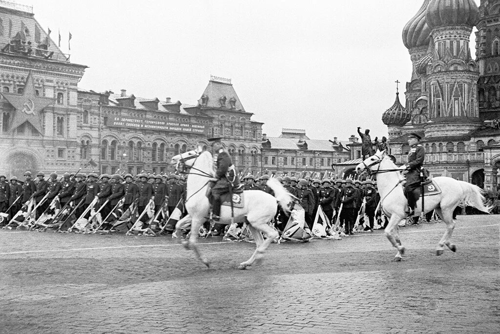 Парад Победы 24 июня 1945 года. Жуков и Рокоссовский на параде Победы 1945. Первый парад Победы 24 июня 1945 года на красной площади. Маршал Жуков на параде Победы 1945. 1 июня в великой отечественной войне