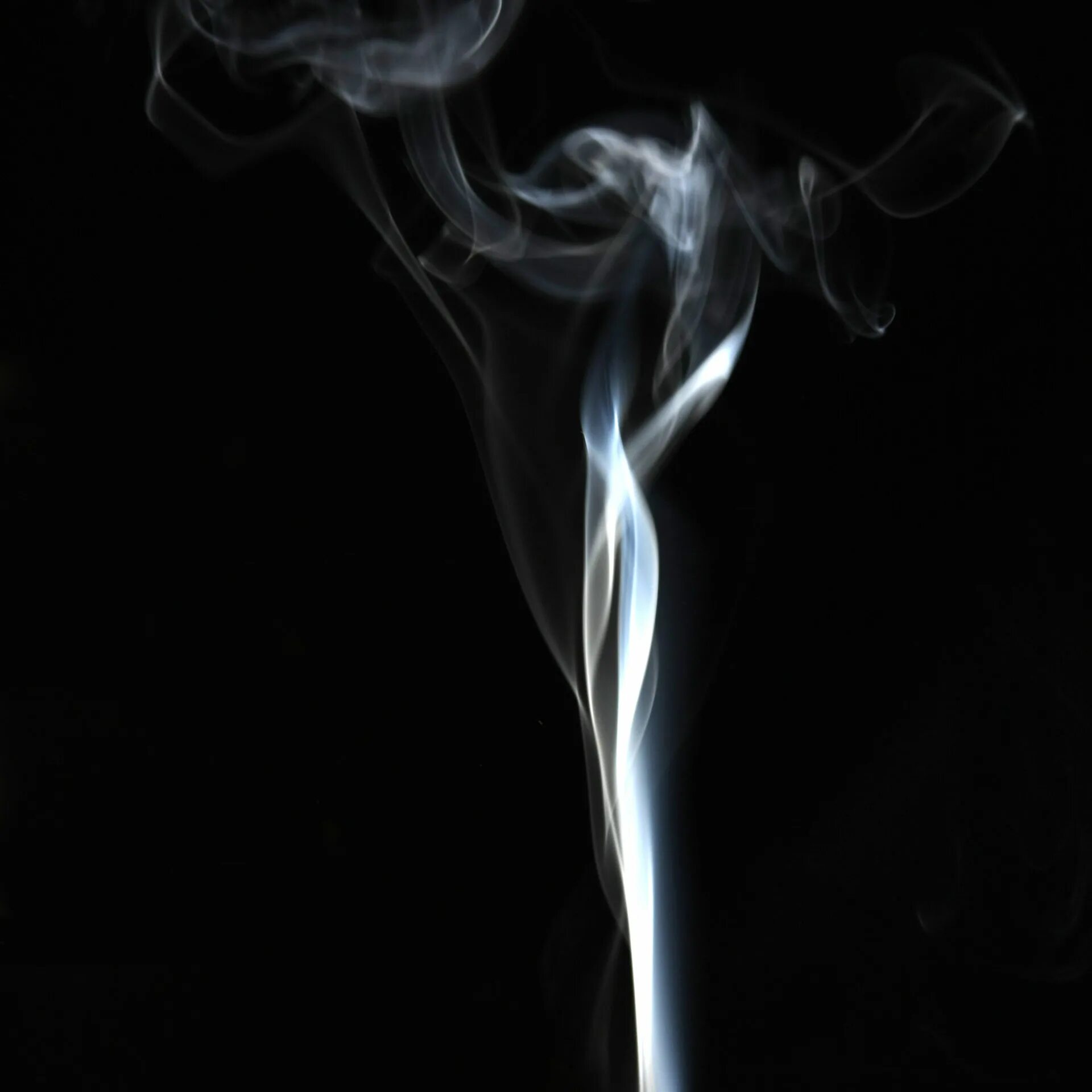Дым. Дымок от сигареты. Дым от сигарет. Дым на черном фоне. Дым сигарет минус