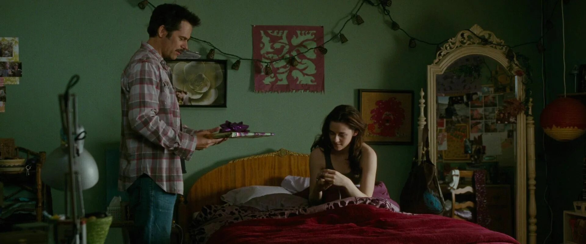 Сумерки в комнате. Комната беллы свон. Комната беллы свон сумерки. Постельное белье беллы свон сумерки. Сумерки в комнате.