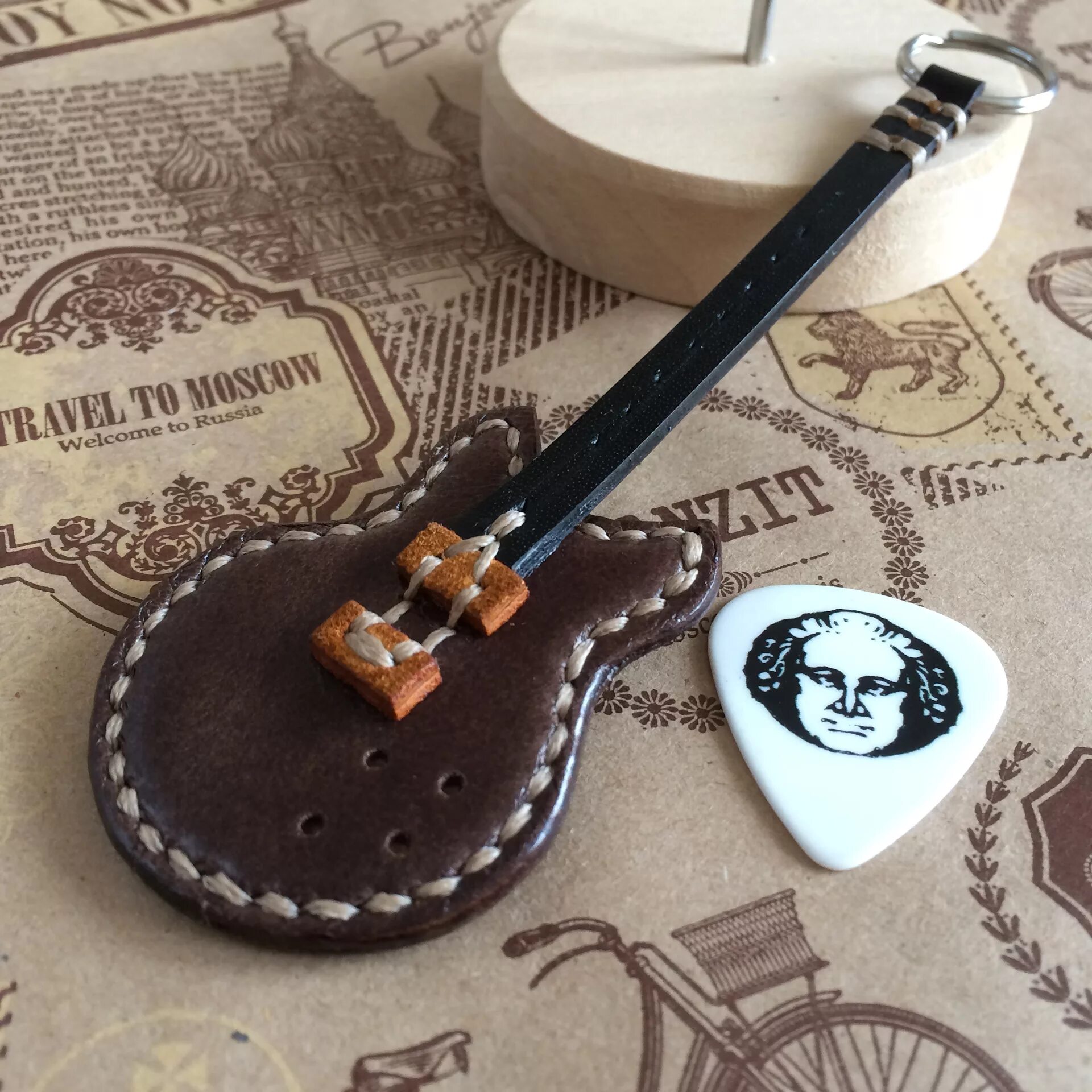 Что можно подарить гитаристу. Гитара на кружке из полимерной глины. Сувенир гитара на подставке. Подарок мужчине музыканту. Что можно подарить гитаристу.