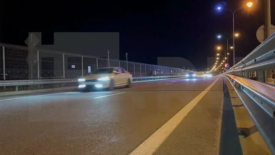 Ночью первым из колонны обломав. Автомобильные колонны ночь. Реверсивное движение на Крымском мосту. Крымский мост реверсивное движение.