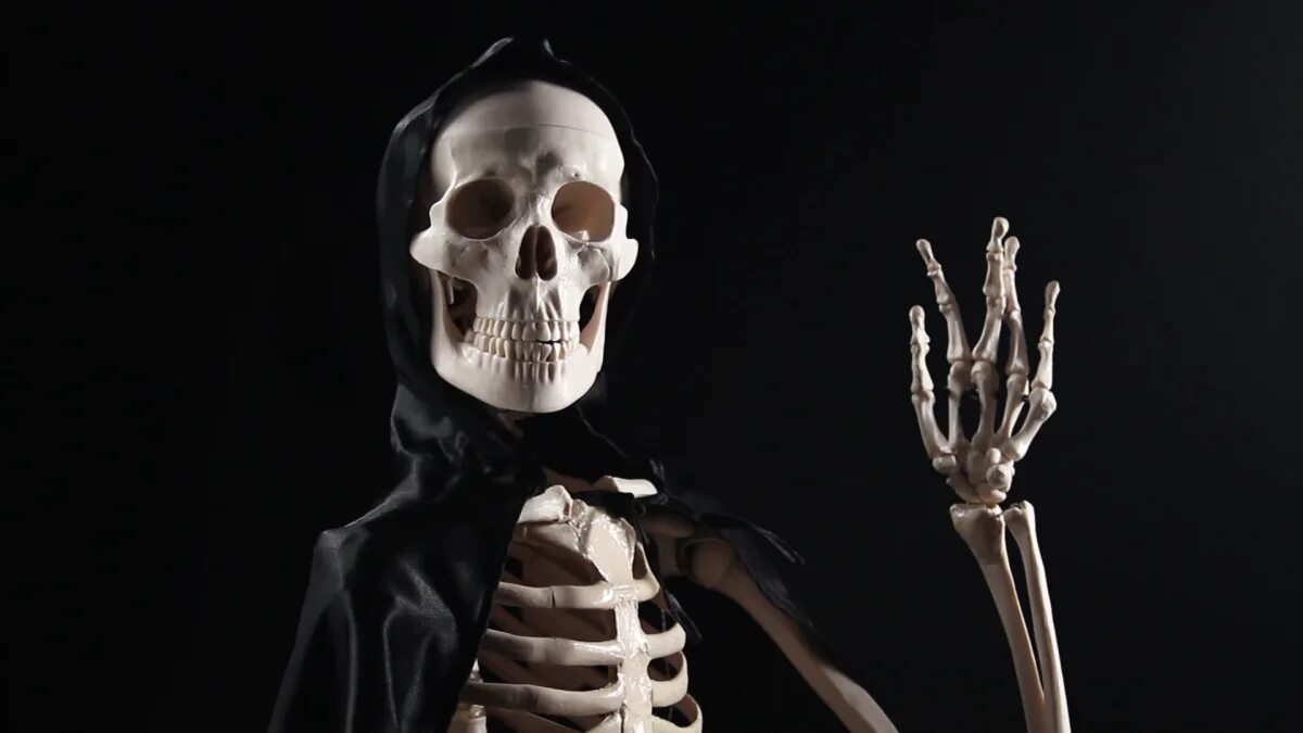 Скелеты здороваются. Скелет машет рукой.