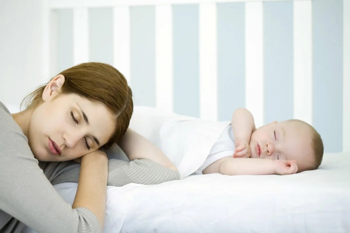 She is sleeping. Спящий ребенок. Мама у кроватки малыша. Мама укладывает ребенка спать. Малыш не спит.