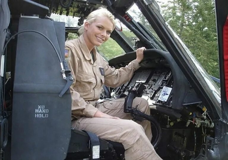 Американская военная девушка. Девушка военный водитель. Женщины военные США. Девушка на БТР. Блондинка в военной форме.