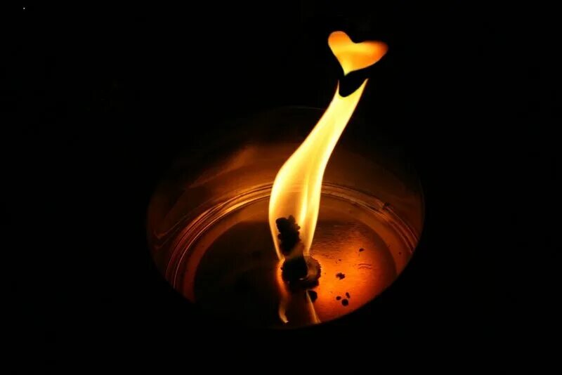 магия пламени свечи. огненный шар днд. красивый огонь. огонь свети. в пламени свечи.