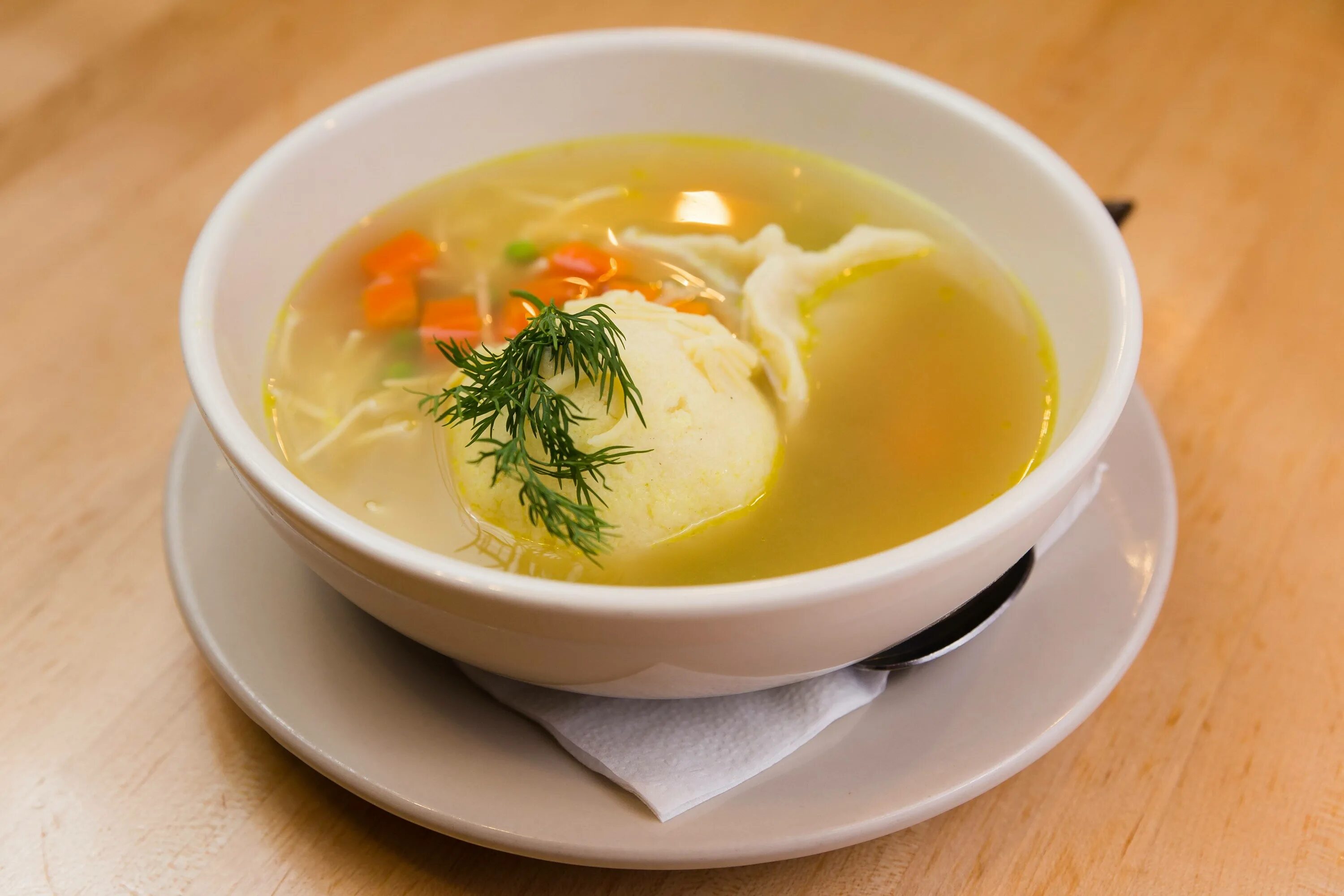 Консоме прозрачный. Куриный бульон с гренками. Консоме прозрачный. Консоме с пашотом. Суп консоме.