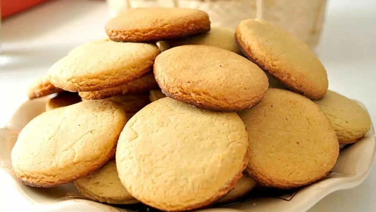 Время выпекания печенья. Печенье круглое. Печенье круглое песочное. Круглые печенья домашние. Печенье круглое домашнее.