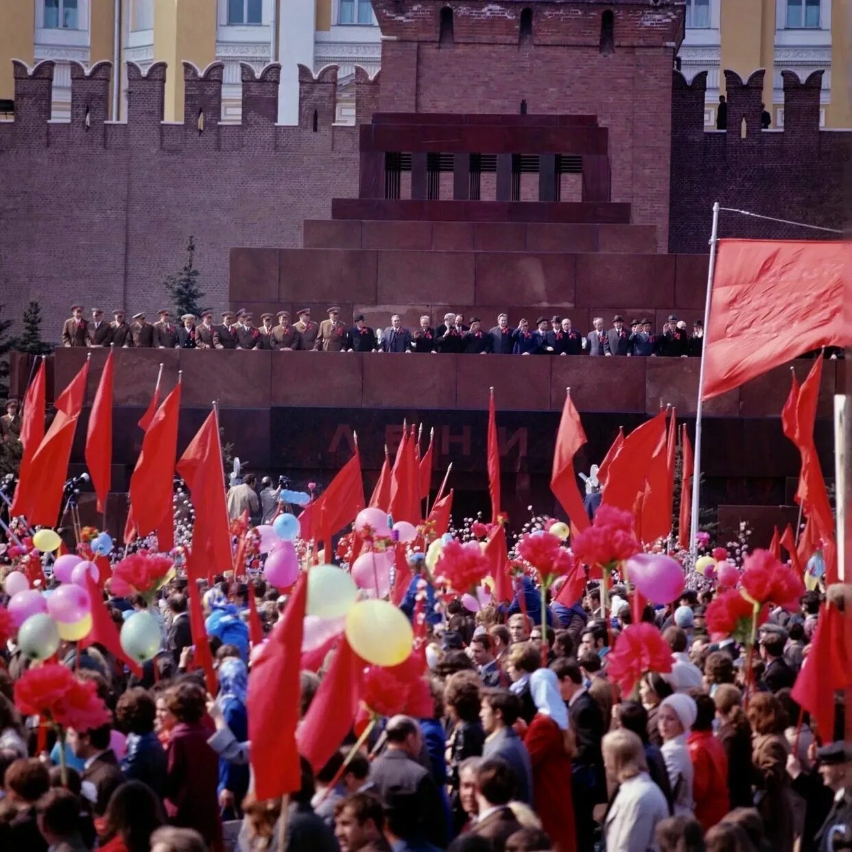 Фото 1 мая ссср. Первомайская демонстрация на красной площади СССР. Демонстрация трудящихся 1 мая СССР. Первомай демонстрация красная площадь. Первомайская демонстрация 1989 красная площадь.