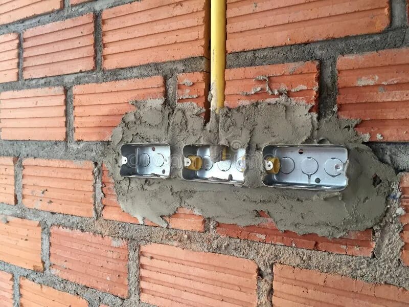 Розетка в кирпичной стене. Розетки на кирпичной стене. розетки на кирпичной кладке. подрозетник для кирпичных стен. пробивка гнезд в кирпичных стенах.