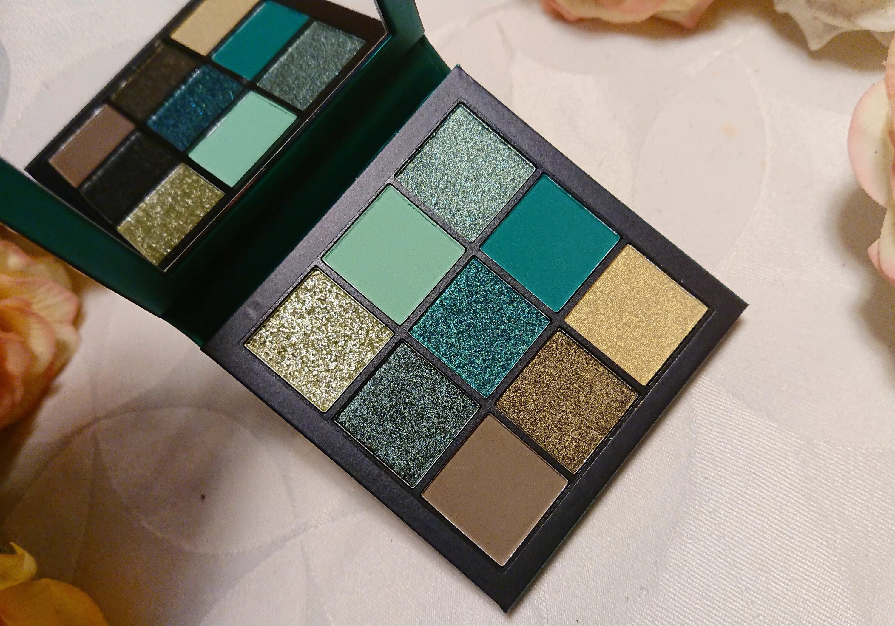 Тени Huda Beauty Emerald. Huda Beauty Emerald Obsessions. Палетки худа Бьюти изумруд. Фарес косметика Emerald Obsessions. Зеленая палетка теней