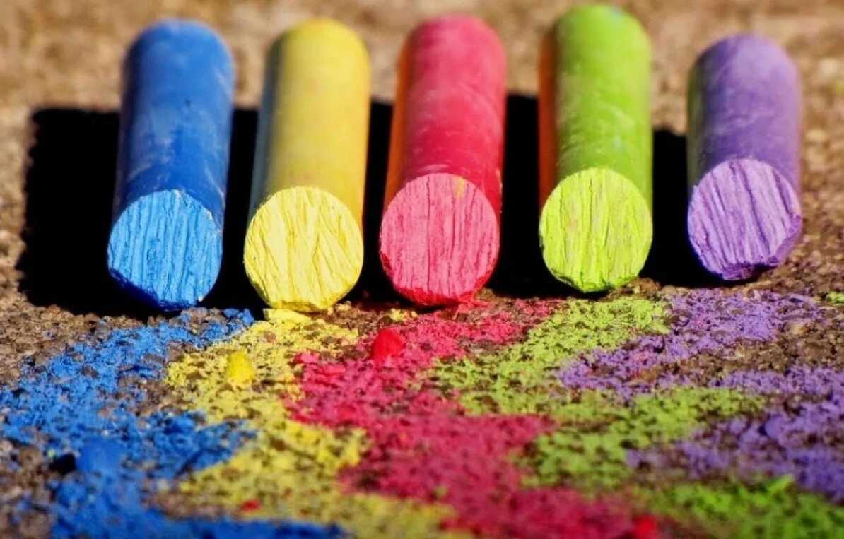 Что делают цветные. Цветные мелки. Мелки на асфальте. Мелки цветные для асфальта. Цветные мелки для рисования.