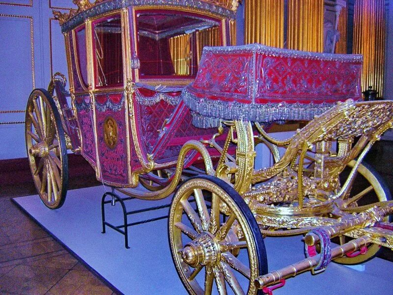 золотая карета в эрмитаже. карета петра 1 в эрмитаже. карета екатерины второй эрмитаж. большая коронационная карета эрмитаж. коронационная карета екатерины 2.