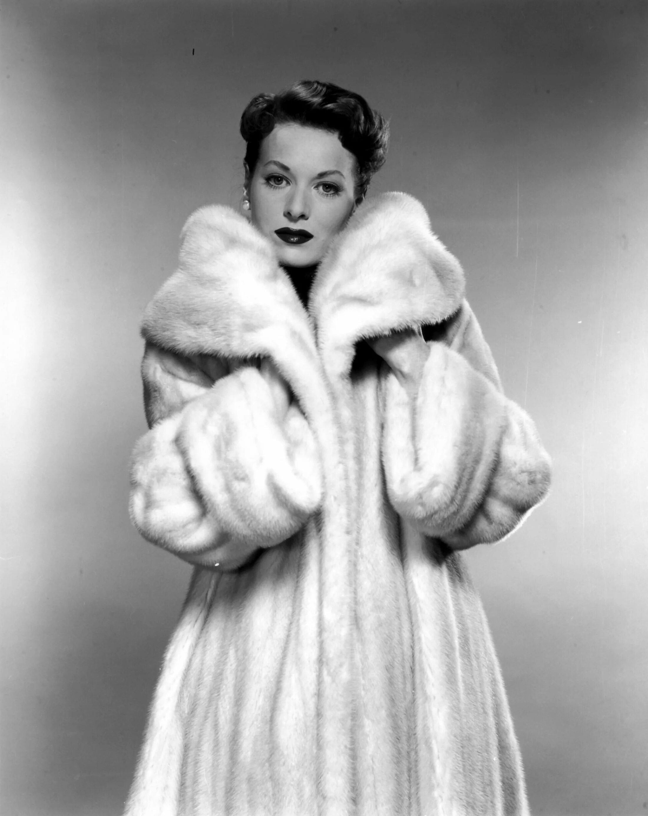 Pierre balmain горжетка. Женщина в шубе. Вог мода 50-х пальто. Ретро пальто с мехом. Шубы 50 годов.