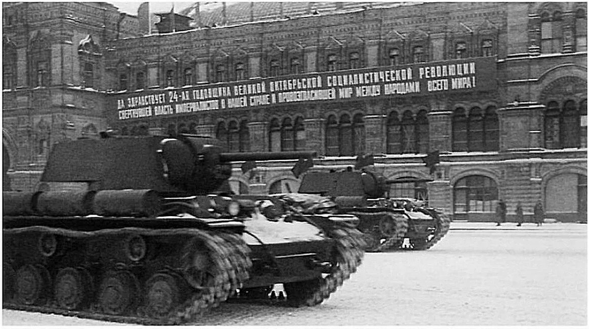 Парад 7 ноября 1941 года в Москве на красной площади. Танк кв-1 в Москве 1941. Т-34 парад в Москве 1941. Кв-1 на параде 7 ноября 1941. Парад во время войны