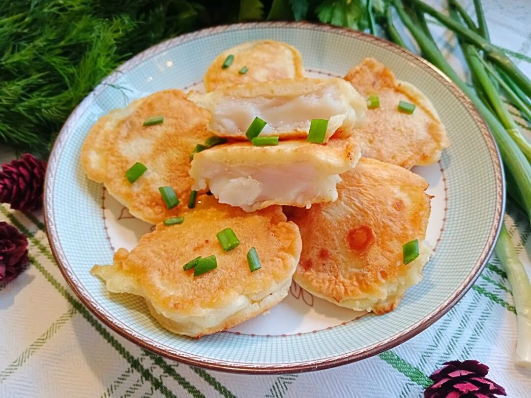 Как вкусно пожарить пангасиуса на сковороде. Пангасиус в кляре. филе пангасиуса в кляре. пангасиус жареный в кляре. филе пангасиуса в кляре на сковороде.