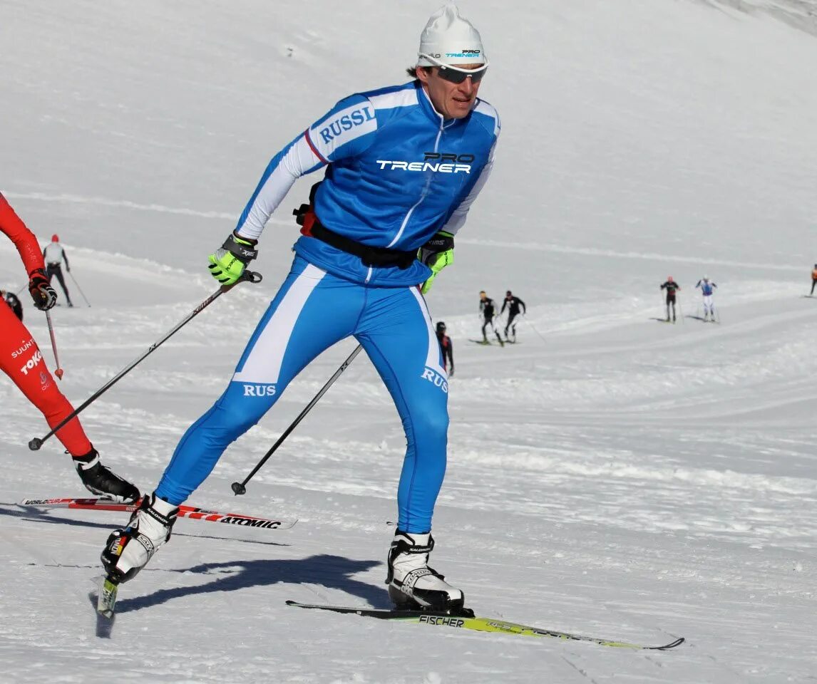 Шаг лыжника. Лыжный спорт коньковый ход лыжи. Лыжный спорт попеременный коньковый ход. Техника конькового хода на лыжах. Техника конькового хода на беговых лыжах.