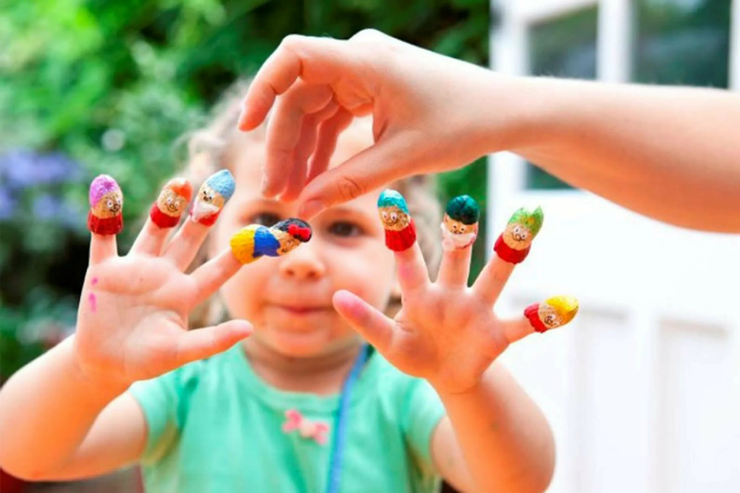 День пальчиковых игр. Моторика рук для детей. Мелкая моторика пальцев. Мелкая моторика для детей. Разноцветные пальчики.