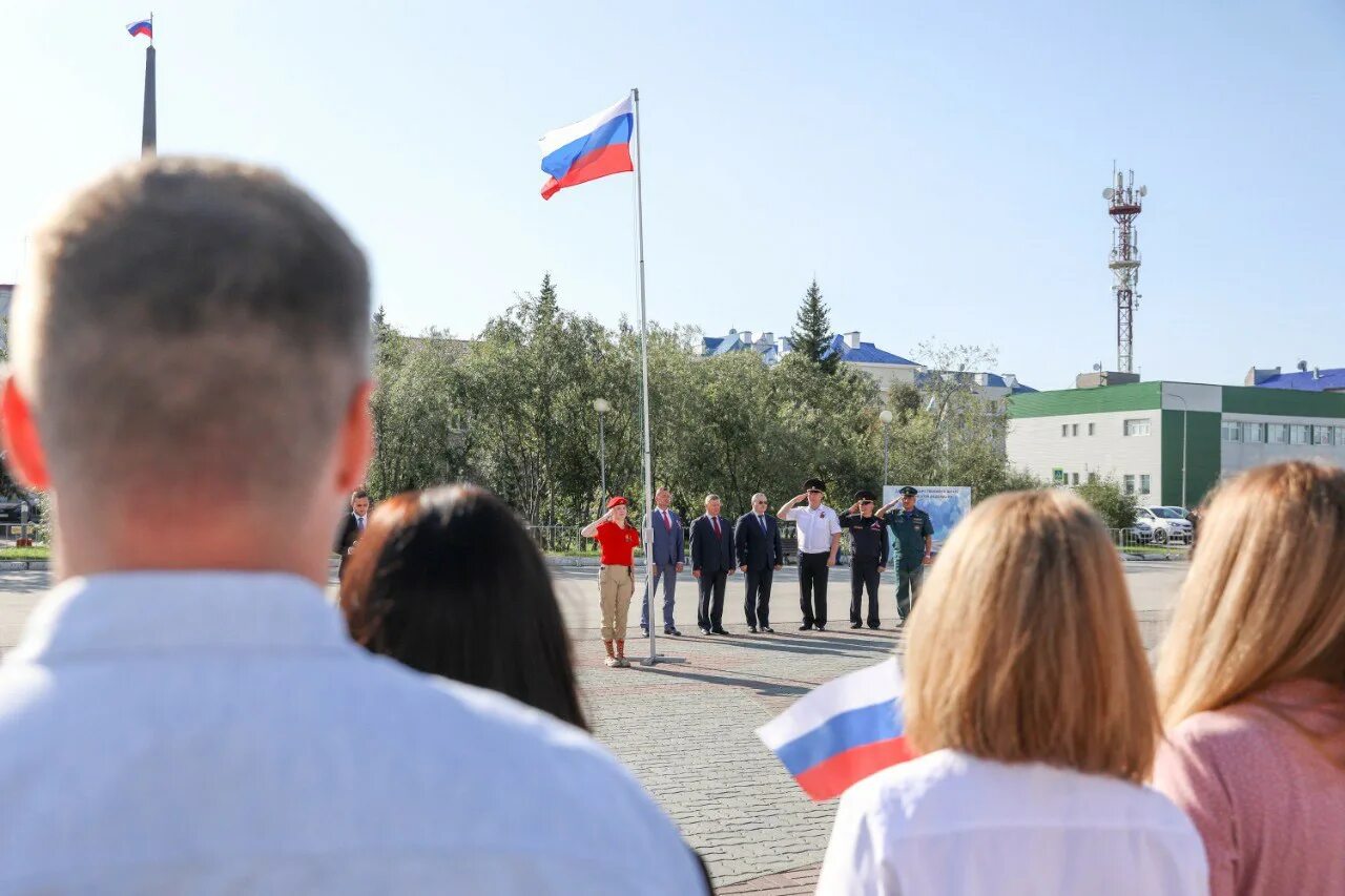 Поднятие флага. Поднятие государственного флага. Праздник день государственного флага. Торжественное поднятие флага России. Новости россии 07.04 24