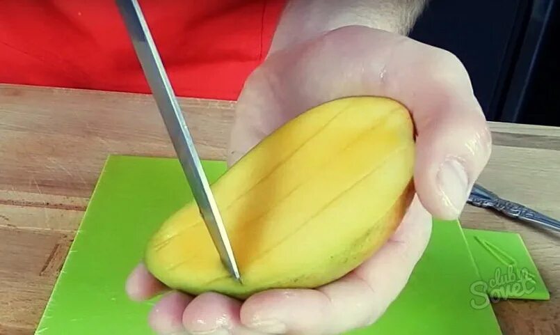 Манго едят с кожурой или нет. Чистка манго. Как правильно нарезать манго с косточкой. Манго разрезанное с косточкой. Как разрезать манго с косточкой.
