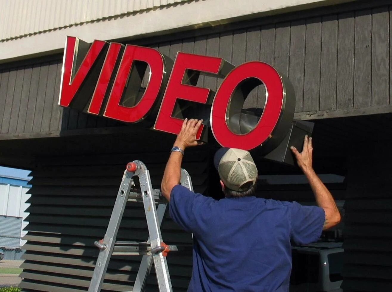 Монтажник вывесок. Signage installation. Sign installation. Production of Signage.