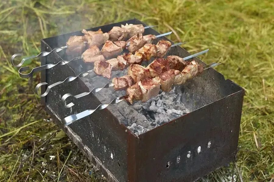 Можно ли шашлык в лесу. Шашлыки на природе. Шашлык на мангале. Пикник шашлык на природе. Мангал на природе.