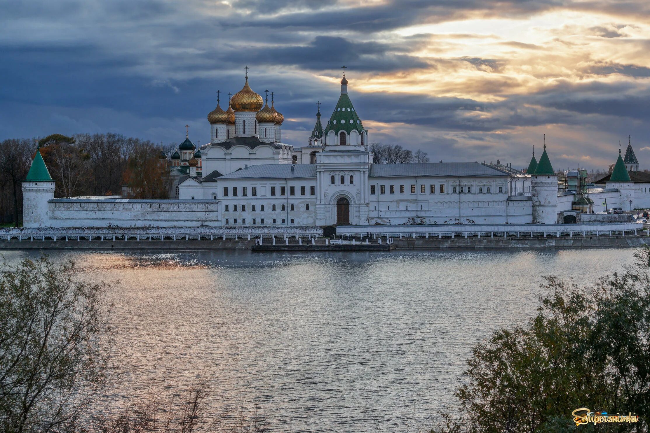 Ипатьевский монастырь режим работы. Ипатьевский монастырь кострома. ипатьевский монастырь зима.