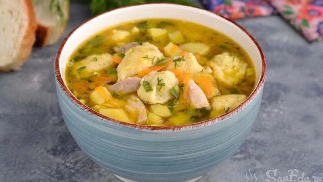 Картофельный суп с галушками. Суп картофельный с клецками. Куриный суп с клецками. Суп картофельный с клёцками. Детский суп с клецками
