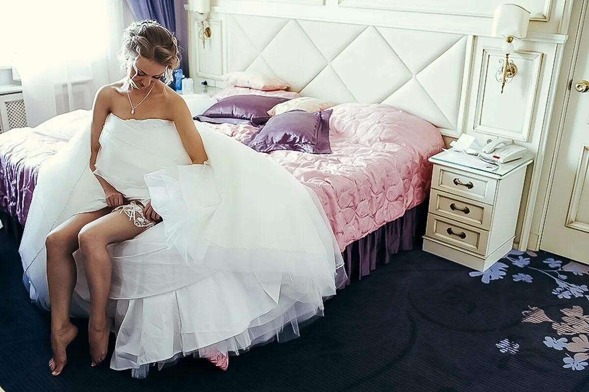 Свадебное платье на кровати. Сборы невесты фотосессия. Невесты в постели. Невеста в брачную ночь. Первая брачная ночь красивой