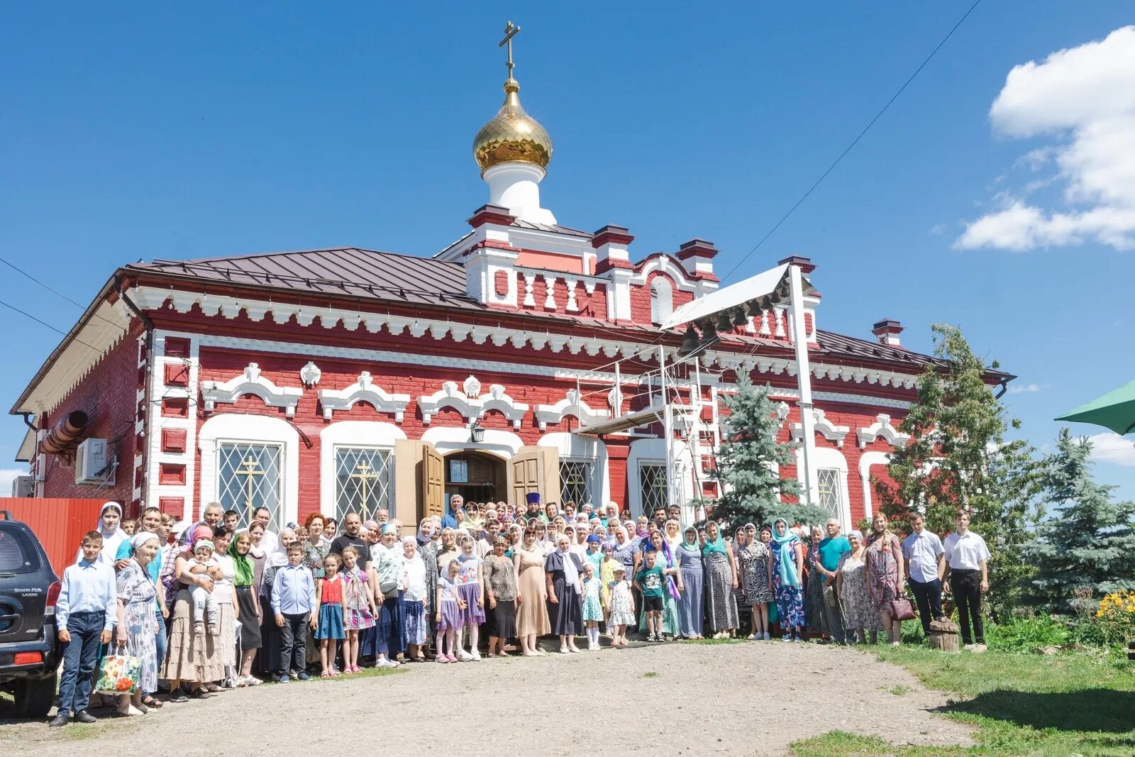 Саратовская область село елшанка. Храм в Елшанке Саратов. Храм с Елшанка Воскресенского. Елшанка (Воскресенский район). Храм Параскевы пятницы Елшанка.