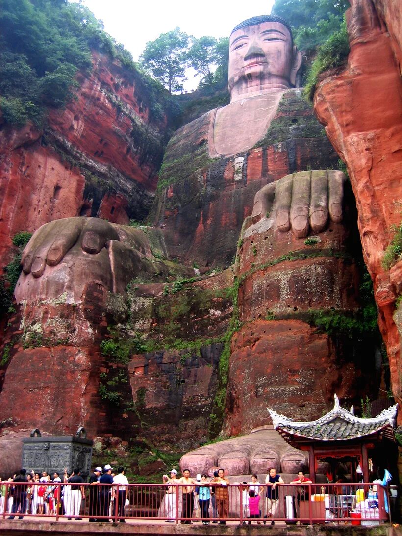 Статуя Будды в Лэшане. Статуя Будды в Лэшане Китай. Гигантский Будда в Лэшане (провинция Сычуань). Будда в Лэшане Китай.