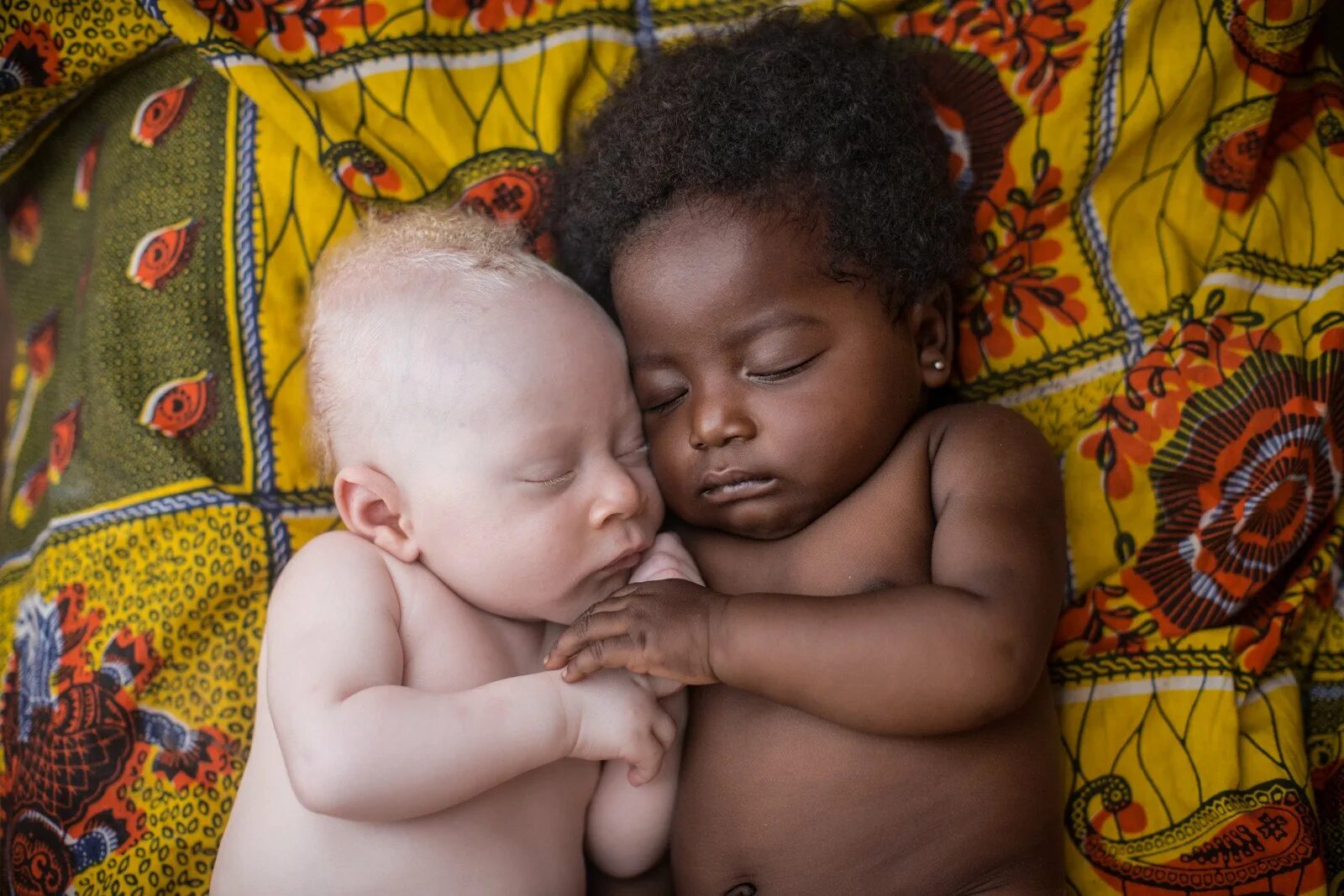 Темнокожий младенец. Новорожденные африканские дети. Младенец негр. Дитя неведомой страны прижавшись