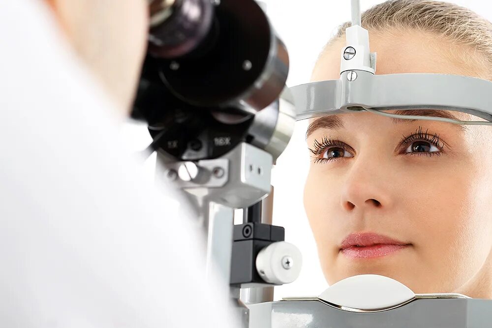 Дежурная глазные. Консультация офтальмолога. Глаз офтальмология. Аппарат для осмотра глаз. Офтальмолог глаз.