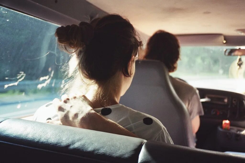 Парень и девушка едут в машине. Парень с девушкой едут в машине. Девушка на заднем сидении авто. Девушка едет на машине. Девушка едет на машине домой.