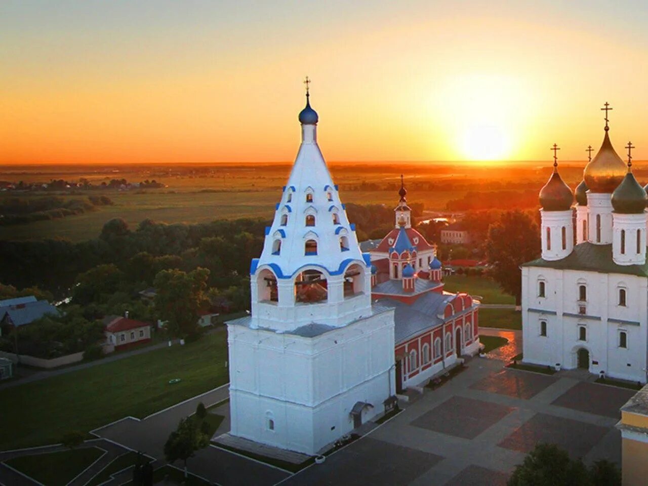 Коломна кремль экскурсии. Коломенский Кремль Коломна. Коломна достопримечательности Кремль. Коломенский Кремль панорама. Коломна древний город.