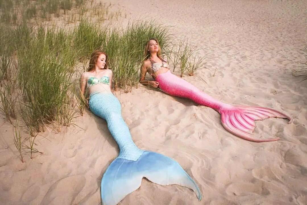 Обряд вождение русалки в селе оськино. Русалка каварна пляж. Девушка похожая на русалку. Русалка села на шпагат. Беременная русалка.