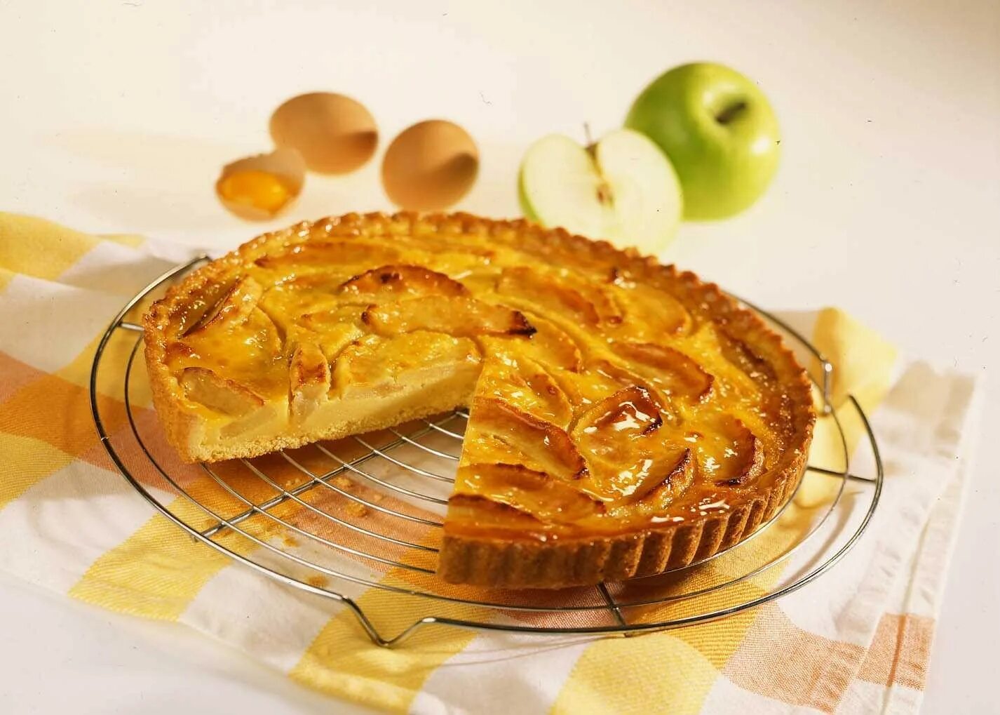 нормандский пирог с яблоками и беконом. нормандский пирог. нормандский пирог. пирог с половинками яблок. нормандский пирог с яблоками.