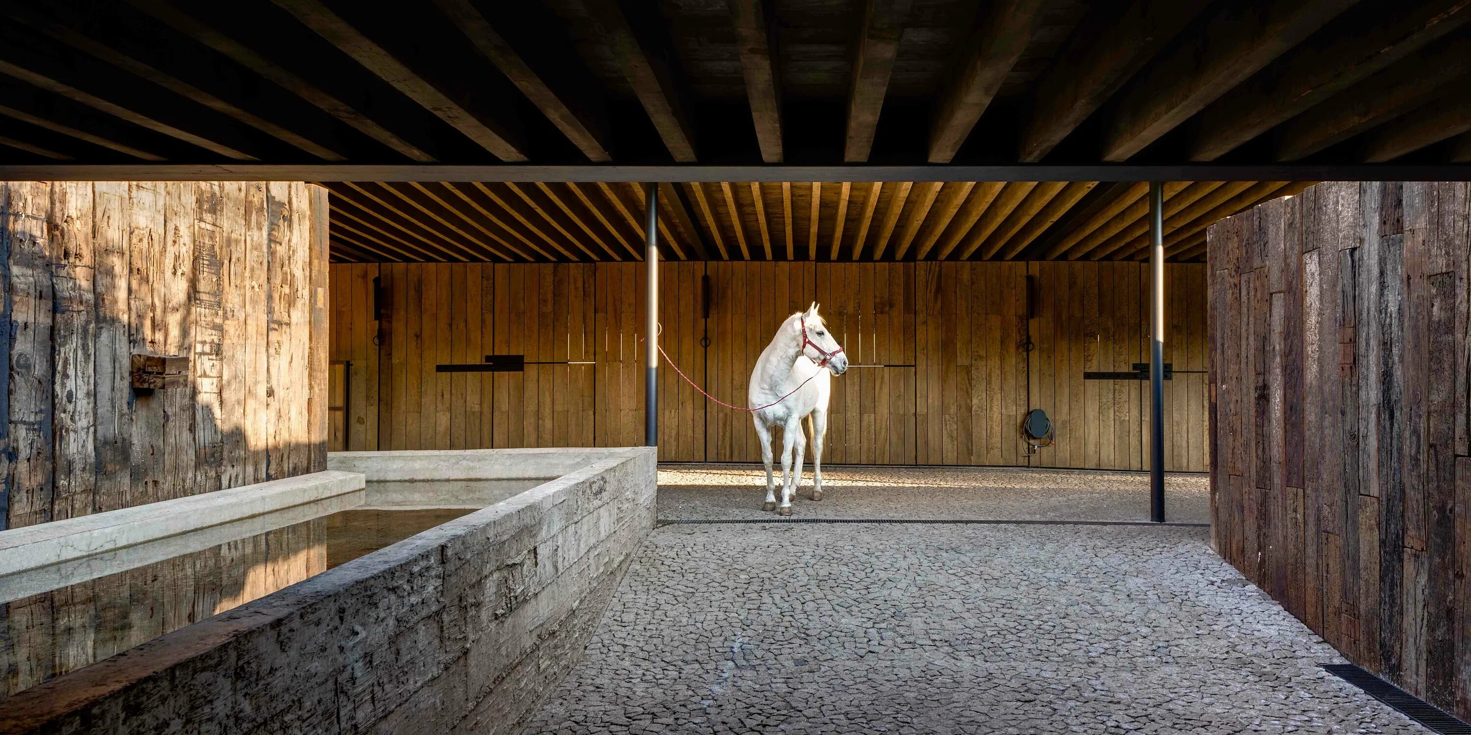 Конюшня Эль Мирадор Мексика. Equestrian Centre in Valle de Bravo, Mexico by cc arquitectos. Конюшня Solana stables. Валье-де-Браво (Мексика). Укрытие конюшни «Эль-Мирадор». Конюшни миф